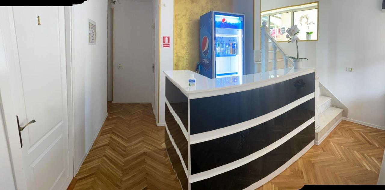 מלון Târgu Jiu Casa Cattleya מראה חיצוני תמונה