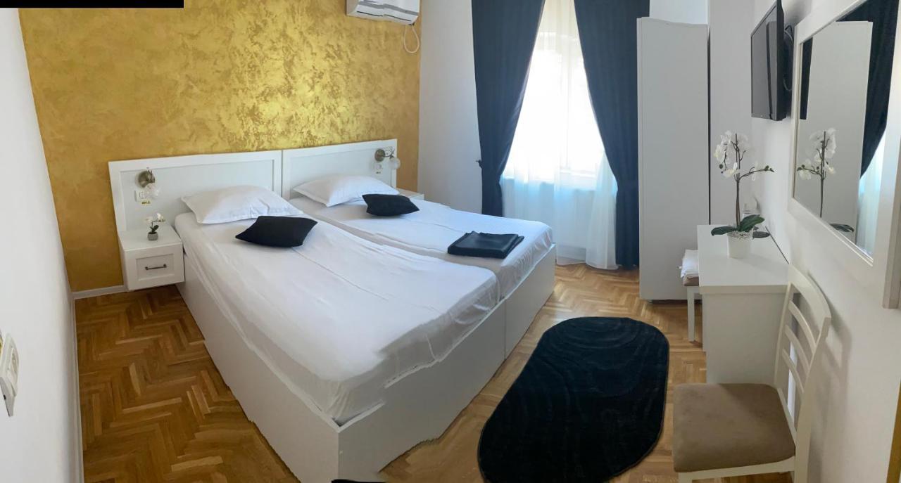 מלון Târgu Jiu Casa Cattleya מראה חיצוני תמונה