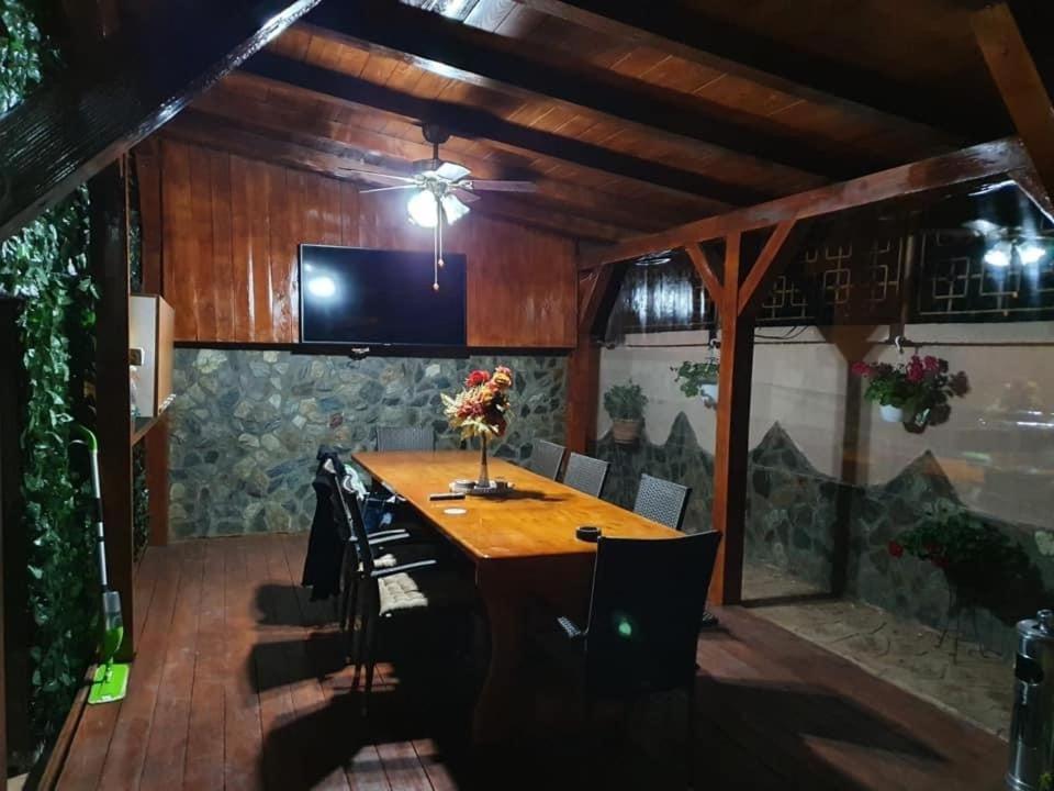 מלון Târgu Jiu Casa Cattleya מראה חיצוני תמונה